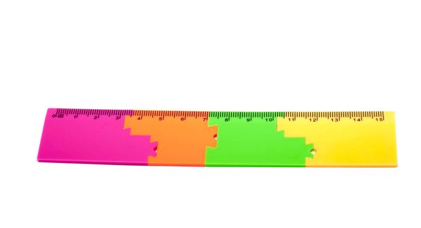 régua plástica colorida na cor diferente isolada no branco
 - Foto, Imagem