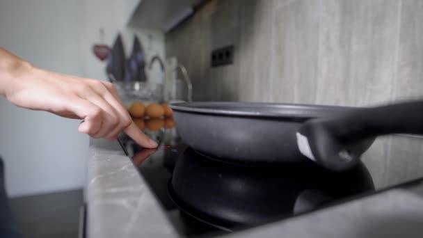 Female hands hold a knife and cut vegetables. Cooking food at home is an important part of a persons life - Imágenes, Vídeo