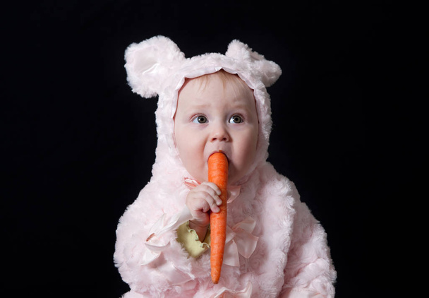 Portrait of the baby holding vegetables - Foto, afbeelding