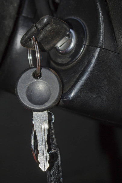 Κλειδιά στην ανάφλεξη κλειδαριά - Φωτογραφία, εικόνα