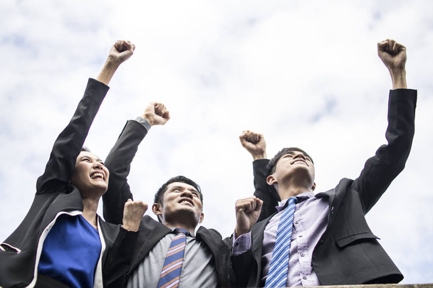 Ομαδική εργασία και την επιτυχία έννοια, ομάδα από happy επιχειρηματίες γιορτάζει και κάνει υψηλό χέρι ουρανό μετά την επίτευξη η υψηλότερη του στόχου. - Φωτογραφία, εικόνα