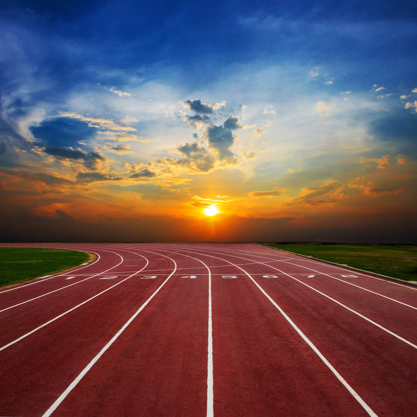 Leichtathletik- oder Laufstrecke mit schöner Landschaft - Foto, Bild