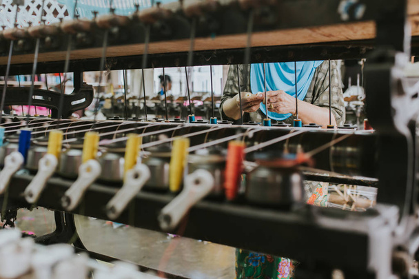 Machine à tisser les fils - utiliser pour le tissage de la soie traditionnelle thaïlandaise. Production artisanale de soie ou de textile en Thaïlande
. - Photo, image