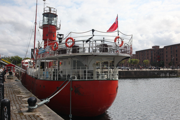 Liverpool waterside with red ship - Fotografie, Obrázek