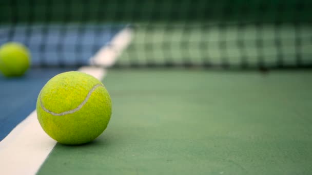 Közelről tenisz felszerelések a bíróság. Sport, szabadidő-koncepció. - Felvétel, videó