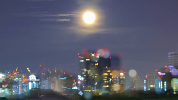 lumières de la ville. lumières bokeh déconcentrées illuminé skyline urbaine dans la nuit. circulaire hors foyer à partir d'un bâtiment à construction dense de plusieurs hauteurs
. - Photo, image
