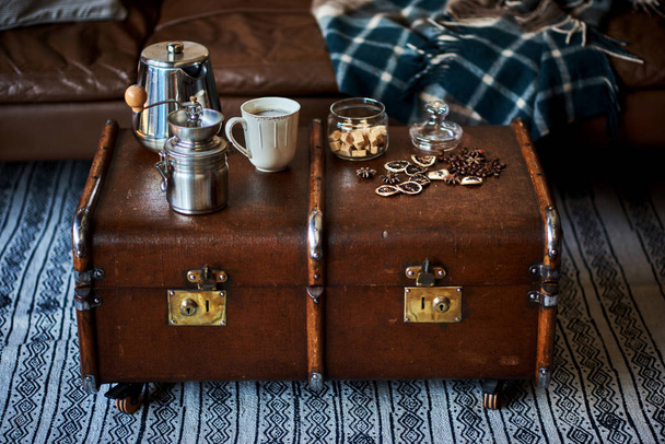 Набор прерывания кофе на фоне кожаного дивана с уютной клеткой
. - Фото, изображение