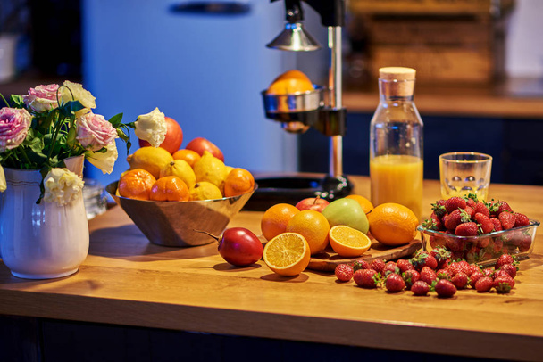 Manual juicer and fruit  on a wooden surface. The juice of fruit . Prepare breakfast. Fruit diet. - Fotografie, Obrázek