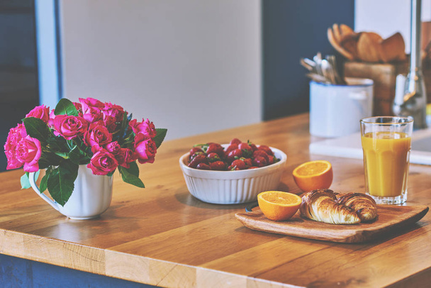Healthy breakfast on wooden table - croissant, fresh orange juice, citrus and coffee. - Foto, Imagem