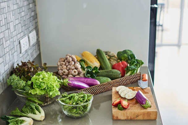frisches Gemüse mit Blattsalat. - Foto, Bild