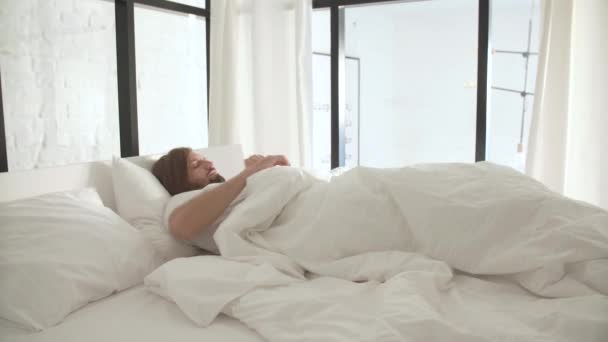 Sleeping Man In Bed With White Linens At Light Bedroom - Filmagem, Vídeo