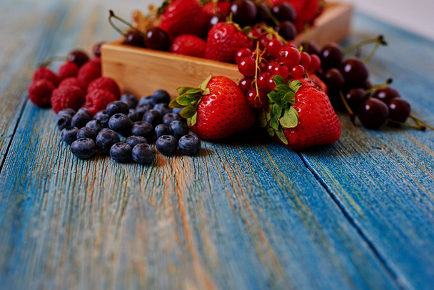 Conjunto de fresas, frambuesas, cerezas, bayas frescas preparadas por el chef para postres y batidos y cócteles
 - Foto, imagen