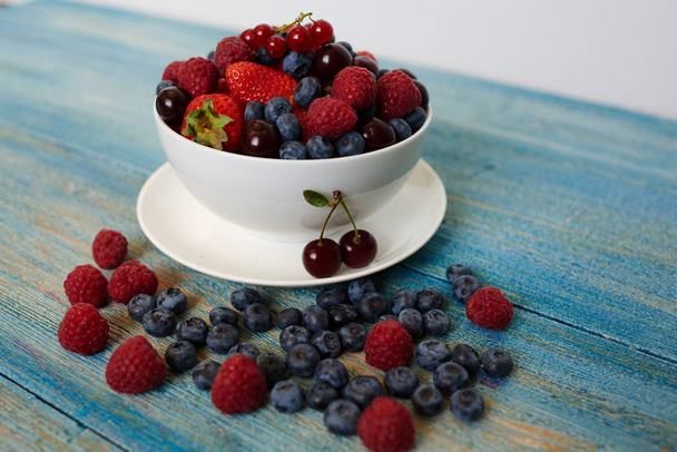 Beautiful design of desserts, light and delicious berries for lunch - Zdjęcie, obraz