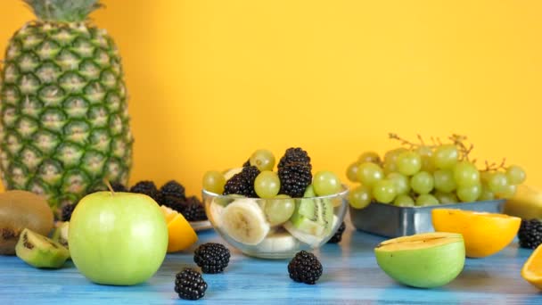 Здоровое и вкусное сочетание экзотических фруктов в стеклянной чаше
 - Кадры, видео