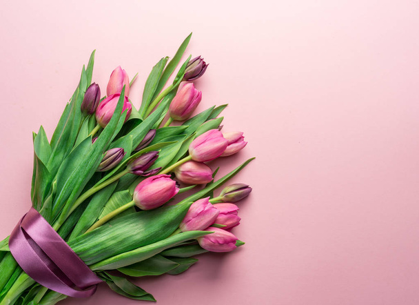 Bouquet pink tulips on lightpink background. Top view. - Foto, Bild