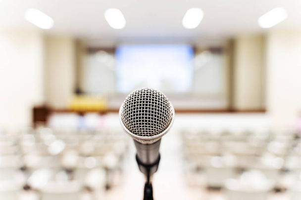 Bulanık iş konferansı toplantısı ya da Konferans Eğitim Eğitim Odası Konsepti üzerine mikrofon, bulanık arkaplan - Fotoğraf, Görsel