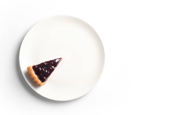 Mustikka Juusto Tart minimaalinen valkoinen ruokalaji
 - Valokuva, kuva