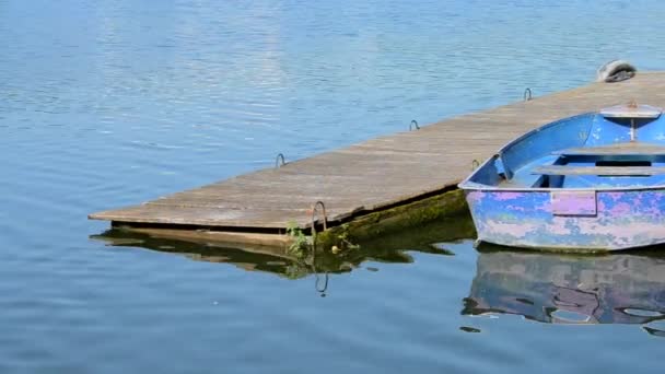 Un paio di vecchie barche squallide e usurate diversi colori sul molo del molo
 - Filmati, video
