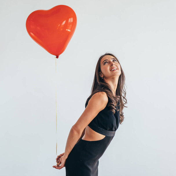Όμορφη γυναίκα που ποζάρει με μπαλόνια, αργία, γιορτή - Φωτογραφία, εικόνα