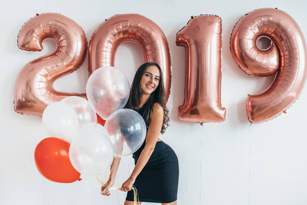 Tatil parti balonları tutan mutlu genç kadın - Fotoğraf, Görsel