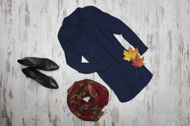 Синяя длинная рубашка, черные туфли и кленовые листья. Модная концепция
. - Фото, изображение