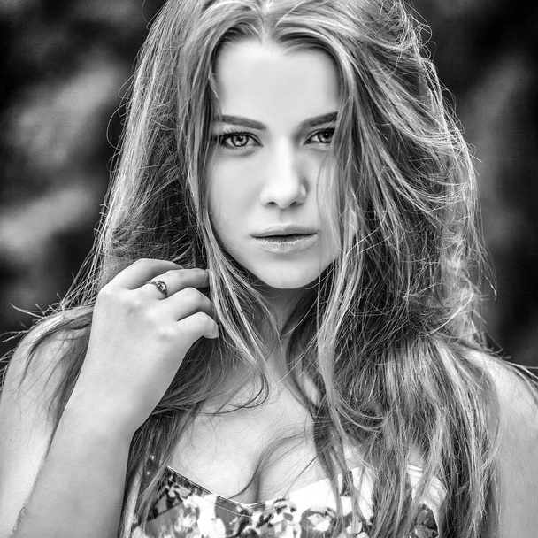 Portrait of beautiful young woman in autumn garden. Black-white portrait. - Foto, Imagem