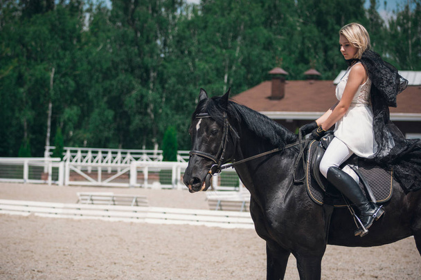 Retrato de una hermosa joven montando un caballo. Jinete.
 - Foto, imagen