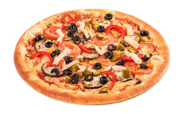 Пицца с баклажанами, ветчиной, красным перцем, помидорами, огурцами, оливками и кукурузой изолированы на белом баккорде
 . - Фото, изображение