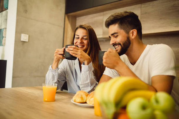 Šťastný pár, kteří požívají snídani společně doma. - Fotografie, Obrázek