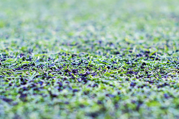 Textura de grama artificial de plástico e as pelotas de borracha no pátio da escola
 - Foto, Imagem