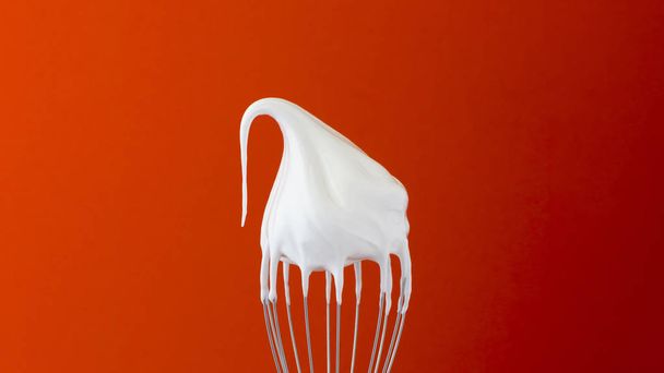 Металеве вуса зі збитими яєчними білками на білому тлі
 - Фото, зображення