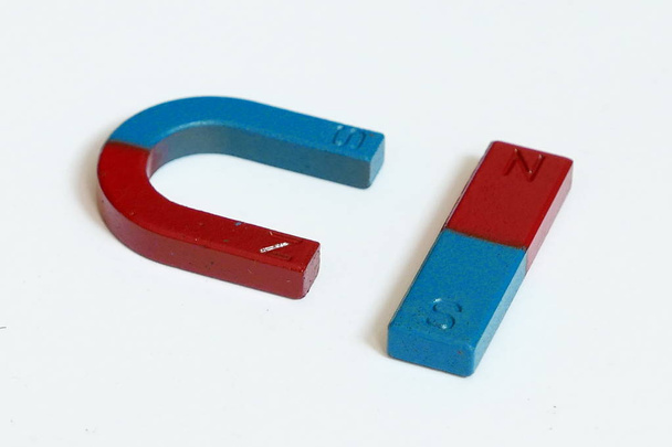blaue und rote Farbe Hufeisen und rechteckige Form des Magneten mit Nord- und Südpol isoliert auf weißem Hintergrund. - Foto, Bild