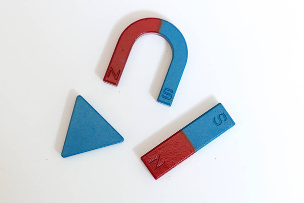 青と赤の色の三角形、馬蹄形磁石は、白い背景で隔離の長方形の形. - 写真・画像