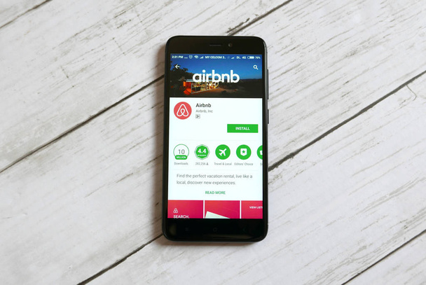 Kulim, Malajzia - április 11-én, 2018: Airbnb alkalmazás az android a Google Store játék. - Fotó, kép