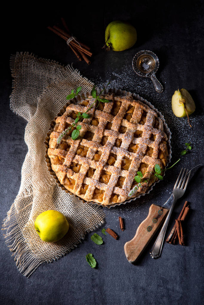 Tasty Apple pie with lattice upper crust - Foto, afbeelding