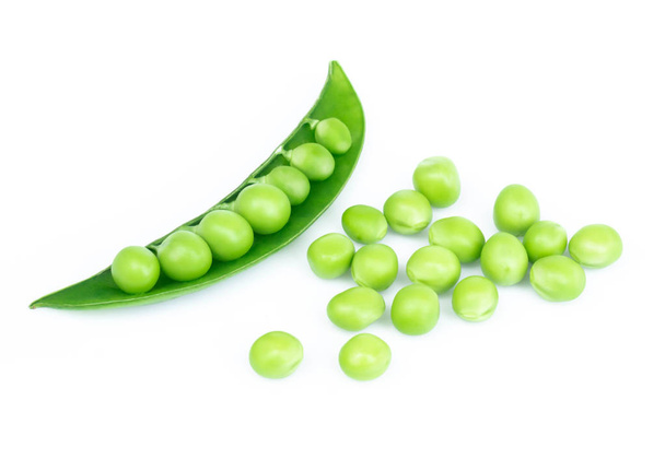 Крупним планом свіжий зелений горох ізольований на білому тлі, концепція здорової їжі
 - Фото, зображення