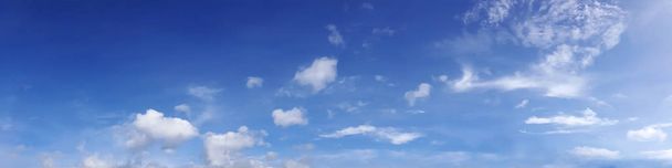 Élénk színes panoráma ég felhő egy napsütéses napon. Gyönyörű cirrus felhő. Panoráma nagy felbontású fénykép. - Fotó, kép