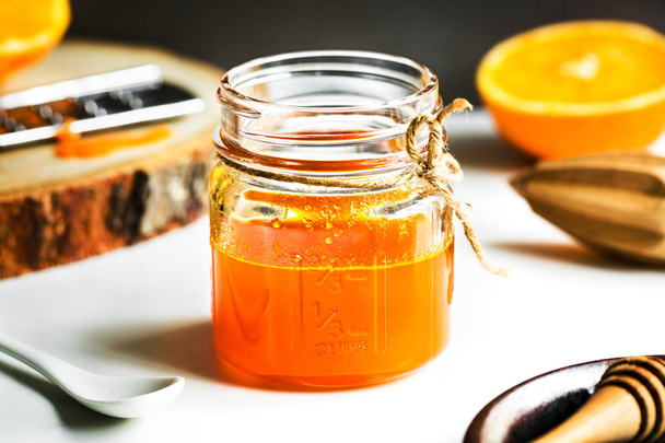 Домашний апельсиновый сироп в банке Мэйсона из свежих ингредиентов
 - Фото, изображение
