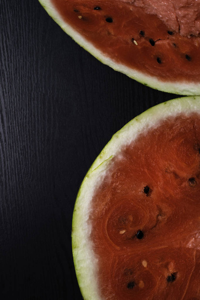 köstliche Wassermelone halbiert isoliert auf schwarzem Hintergrund mit Clipping-Pfad - Foto, Bild