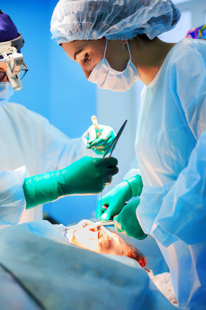 Λειτουργία κοντινό πλάνο. Χειρουργική επέμβαση αύξησης στηθών στο χειρουργείο - Φωτογραφία, εικόνα