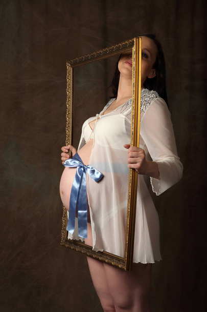 Těhotné břicho s modrou stuhou - Fotografie, Obrázek