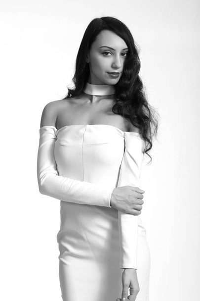 jovem no vestido branco no fundo cinza
 - Foto, Imagem