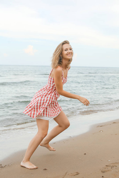 glückliche Frau am Strand in Bewegung - Foto, Bild