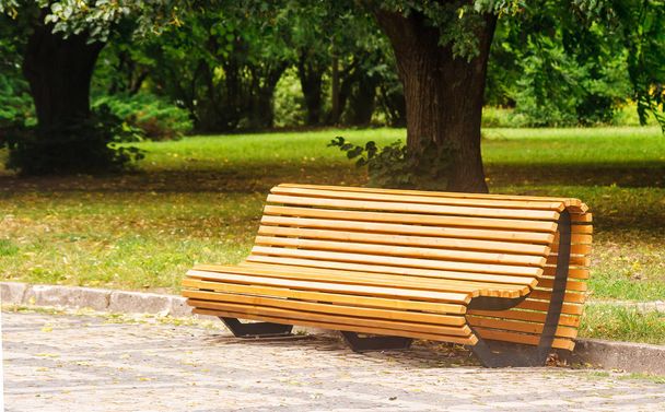 moderní žlutá zahradní lavička v městském parku na slunečný letní den - Fotografie, Obrázek