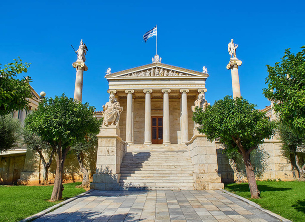 Główna fasada The Academy Ateny, Grecja National academy, otoczony przez Athena i Apollo filary i posągi Platona i Sokratesa. Ateny, regionie Attica, Grecja. - Zdjęcie, obraz