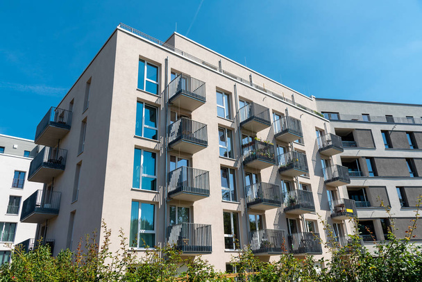 Nova casa de apartamento em um dia ensolarado em Berlim, Alemanha
 - Foto, Imagem