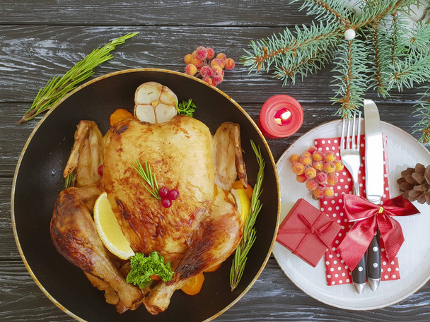  branche d'arbre de Noël de poulet frit sur un fond en bois, arc, fourchette, couteau, assiette
 - Photo, image