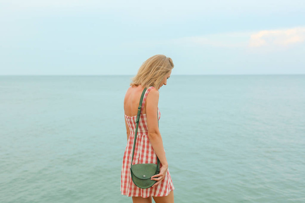 красивая женщина на берегу моря
 - Фото, изображение
