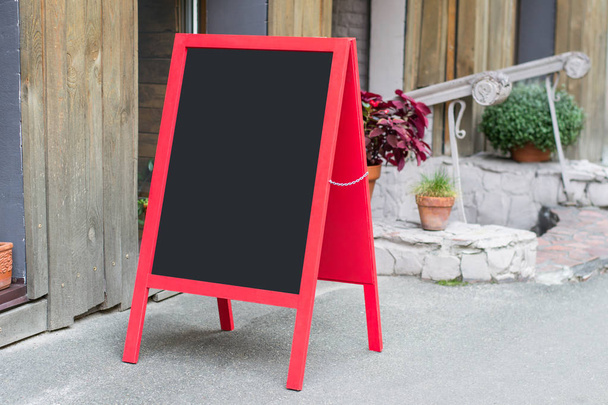 letrero de madera restaurante rojo con lugar para el texto en la calle
 - Foto, imagen