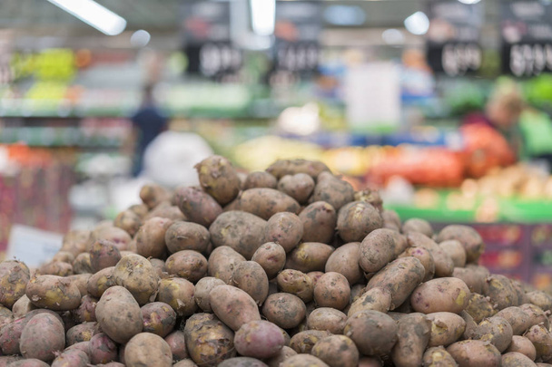 Fresh potatoes in a supermarket. Organic vegetables for a healthy life - Zdjęcie, obraz
